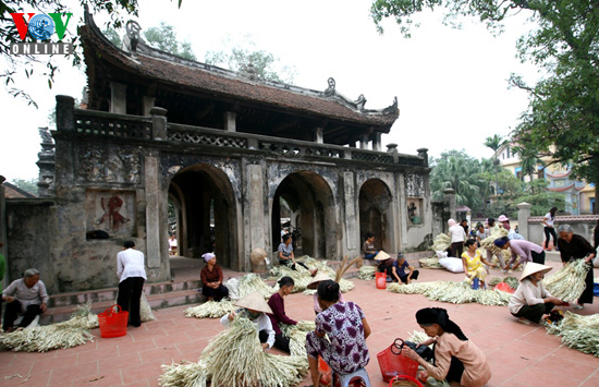 Conical hat making thrives in Chuong village
